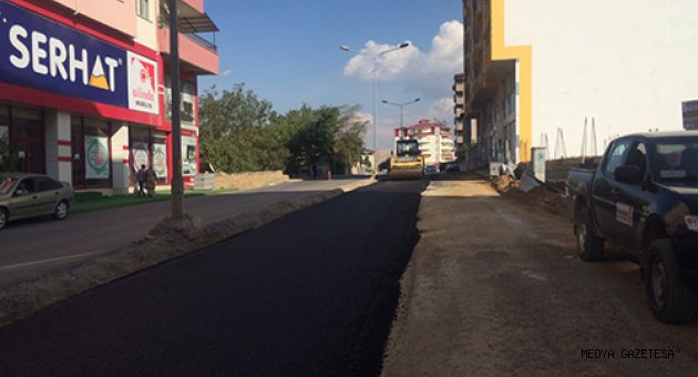 BÜYÜKŞEHİR AFŞİN’DE YOLLARI ASFALTLA BULUŞTURUYOR