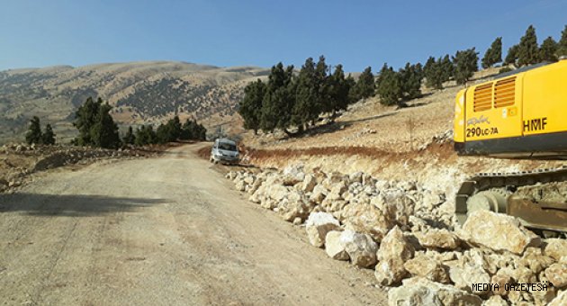 BÜYÜKŞEHİR’DEN ÇAĞLAYANCERİT’TE YOL ÇALIŞMASI