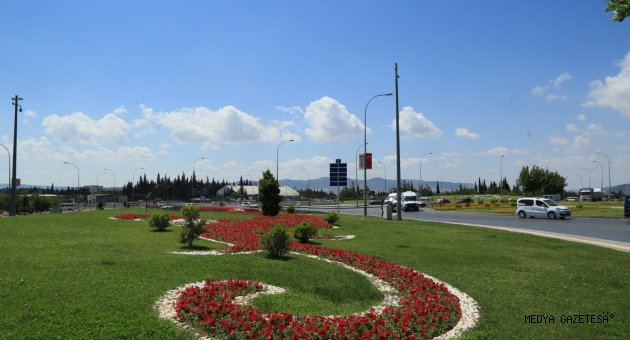 Büyükşehir’den mevsimlik çiçek dikimi