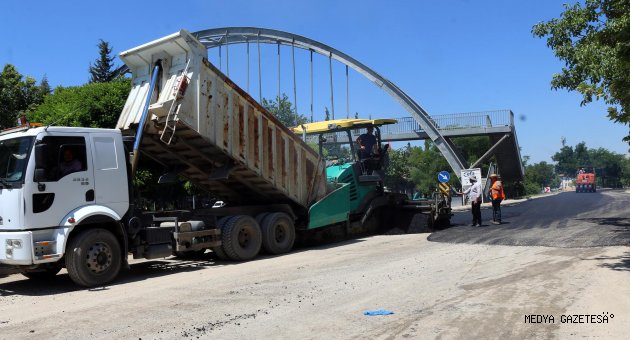 Büyükşehir’den servis yoluna asfalt