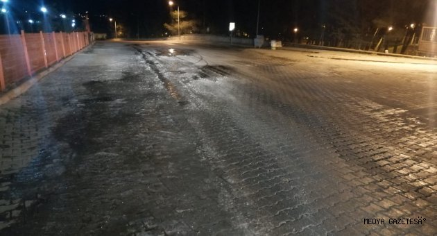 Büyükşehir Dona Karşı Tuzlama Yapıyor