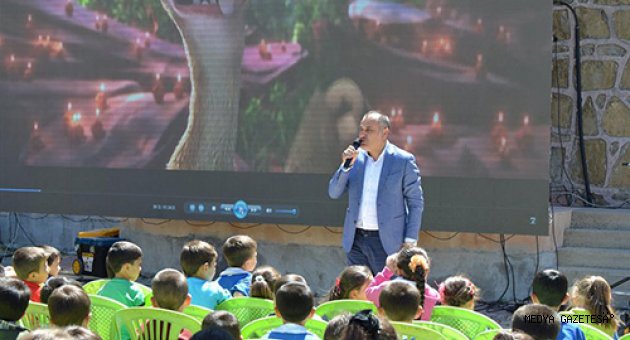ÇAĞLAYANCERİT BELEDİYESİ’NDEN ÖĞRENCİLERE AÇIK HAVA SİNEMASI