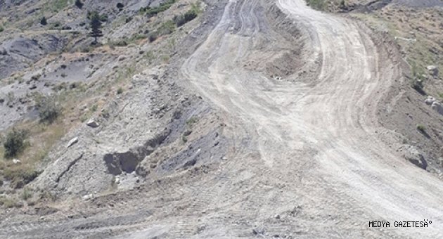 ÇAĞLAYANCERİT’TE YOL GENİŞLETME ÇALIŞMASI