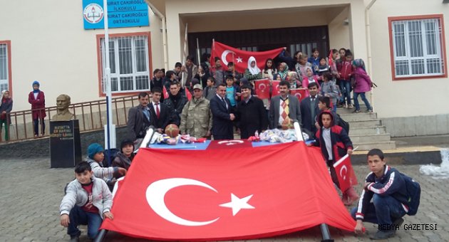 Çakıroğlu Derneği’nden Çakıroğlu İlk ve Orta Okuluna Spor Malzemesi Yardımı