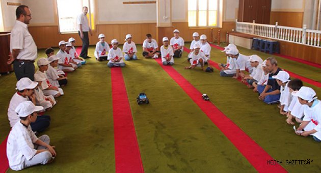 ÇOCUKLAR CAMİYE KOŞARAK GELİYOR