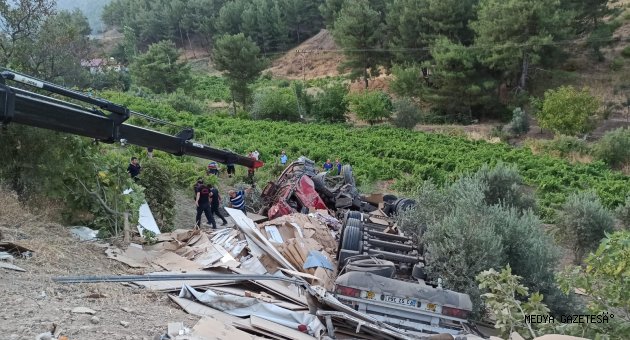 Dereye devrilen mobilya yüklü tırın altında kalan sürücü öldü