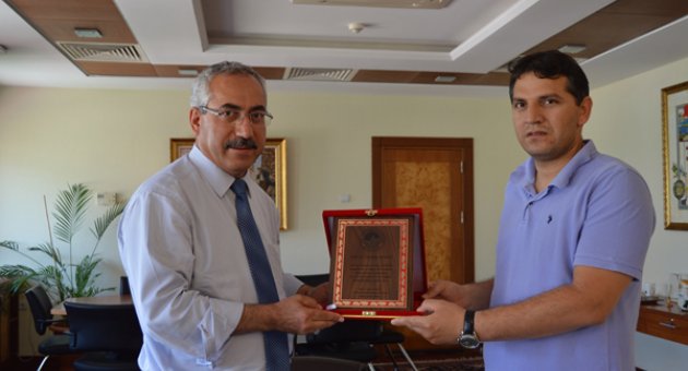 Deveci’ye Teşekkür Plaketi