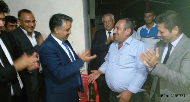 DİLİPAK, AK PARTİ’YE KATILAN VATANDAŞA ROZET TAKTI