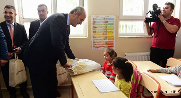 DULKADİROĞLU BELEDİYESİNDEN 2000 ÖĞRENCİYE KIRTASİYE YARDIMI