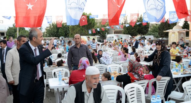 DULKADİROĞLU İFTAR SOFRASINI AKSU MAHALLESİNE KURDU