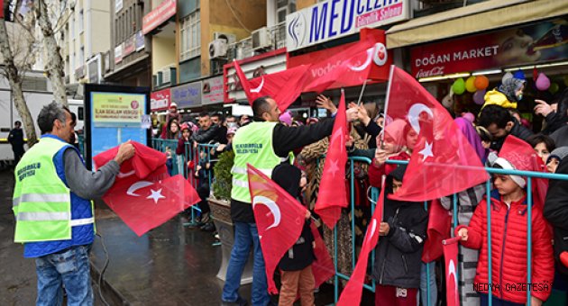 DULKADİROĞLU'NDAN 12 ŞUBAT KAHRAMANLARI ANISINA 12 BİN TÜRK BAYRAĞI