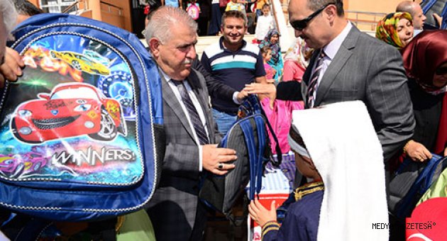 DÜNYA YEŞERSİN SLOGANIYLA 10 BİN ÖĞRENCİYE 40 BİN TOHUM