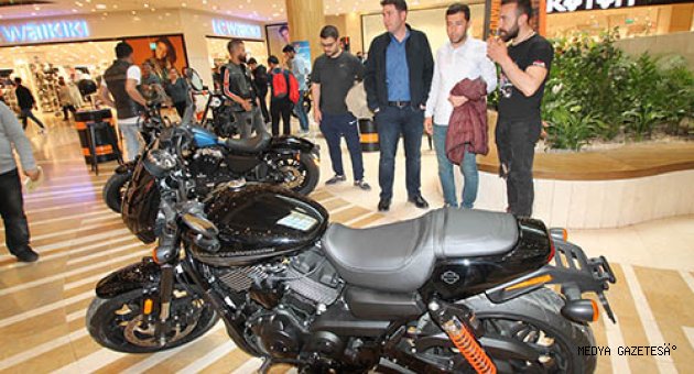 Efsane Motosikletler Piazza’da Sergilendi