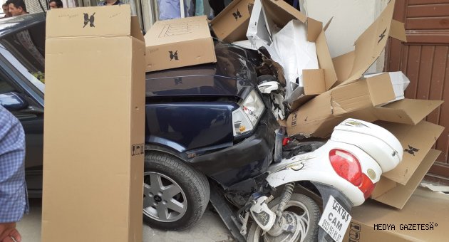 Ehliyetsiz sürücünün kullandığı otomobil iş yerine girdi