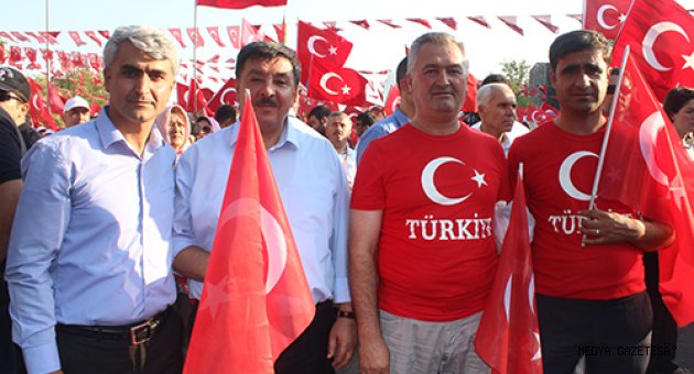 EKİNÖZLÜLER DEMOKRASİYE OMUZ VERDİ