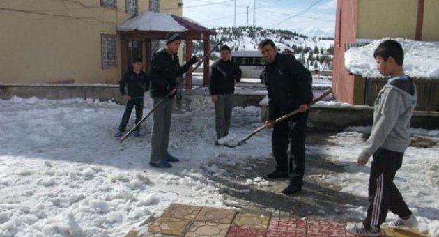 Ekinözü’nde Karla Kaplanan Bahçeyi Öğrenciler Temizledi.