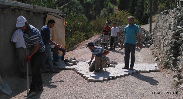 EKİNÖZÜ’NDE MAHALLELERE KİLİT PARKE TAŞI DÖŞENİYOR