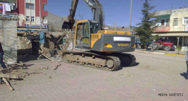 Ekinözü'nde Eski Binalar Yıkılıyor