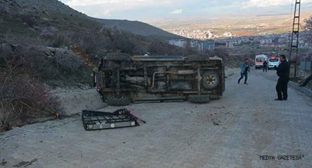 Elbistan'da devrilen kamyonetteki 2 kişi yaralandı