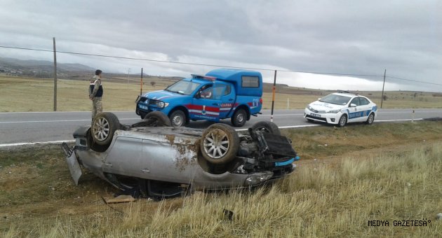 Elbistan'da devrilen otomobilin sürücüsü yaralandı