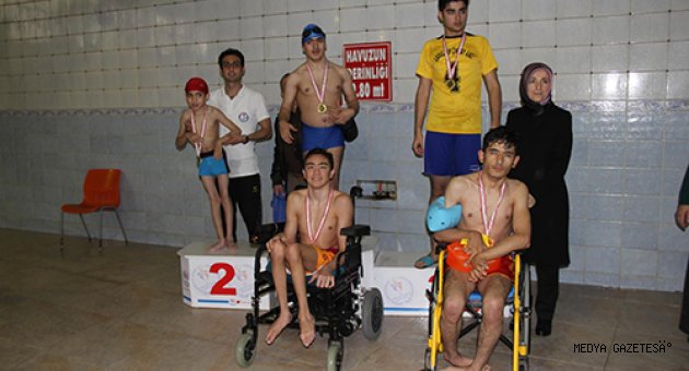 “ENGELLERİ AŞANLAR” YÜZME YARIŞLARI YAPILDI