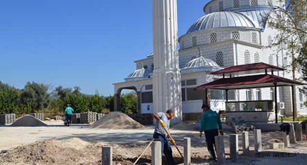 ERDEMLİ BELEDİYESİ ÇEŞMELİ CAMİ VE KIZ KUR-AN KURSUNUN BAHÇESİNİ DÜZENLEDİ