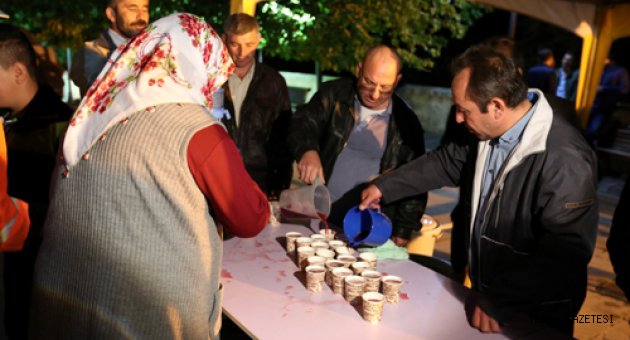 ESHAB-I KEHF KÜLLİYESİNDE MİRAÇ GECESİ OSMANLI ŞERBETİ İKRAM EDİLDİ...