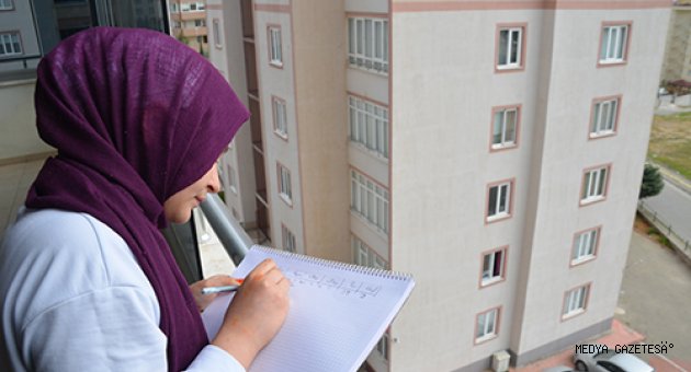 Evden çıkamayan çocuklar balkondan balkona