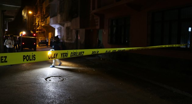 Evin penceresine atılan patlayıcı madde hasara yol açtı