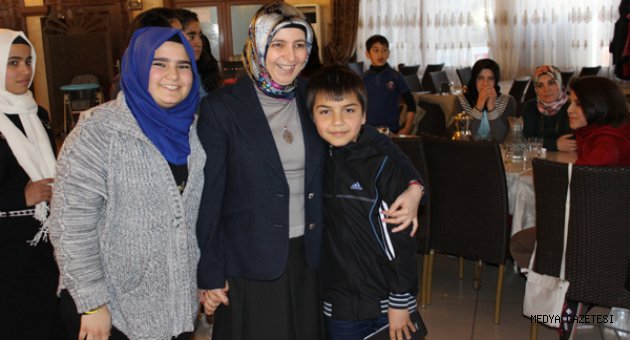 Fatma Dilek Güvençer Hanımefendi hediyelerini verdi.