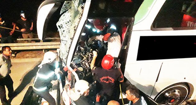 FECİ KAZADA BÜYÜKŞEHİR İTFAİYESİ ZAMANLA YARIŞTI