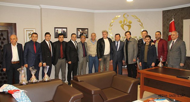 FUTBOLUN EFSANELERİ GENÇ MAHKUMLARLA BULUŞTU