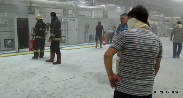 GECE 02.00’DE ÇIKAN FABRİKA YANGININA 4 DAKİKADA MÜDAHALE