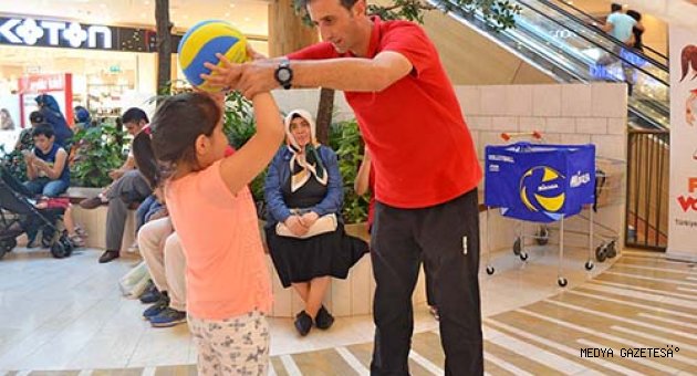 Geleceğin Sporcuları Piazza’da Voleybolla Tanıştı