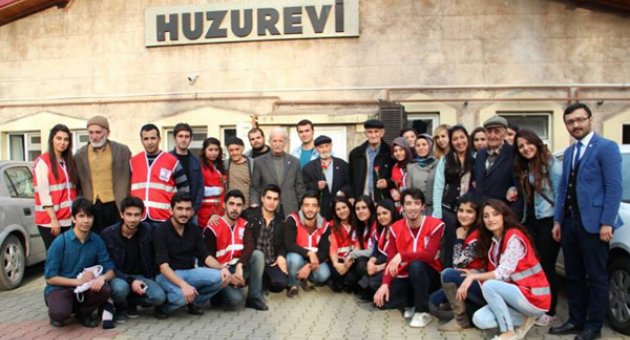 GENÇ KIZILAY HUZUREVİ’Nİ ZİYARET ETTİ