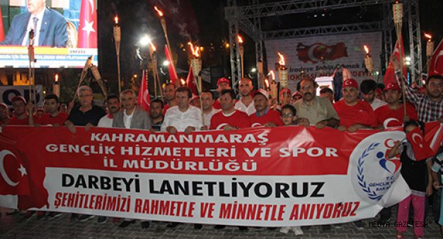 GENÇLİK DEMOKRASİ MEŞ'ALESİNİ YAKTI