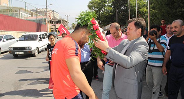 GÜREŞTE DÜNYA 3. FEYZULLAH AKTÜRK’E GÖRKEMLİ KARŞILAMA