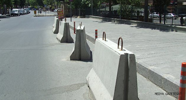 GÜVENLİK BETONLARI TRAFİK AKIŞINI AKSATIYOR