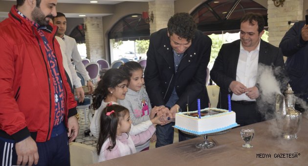 Hakan Taşıyan Doğum Gününü Akdo’da Kutladı