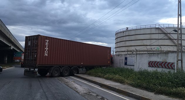 Hatay'da fren sistemi arızalanan tır duvara çarptı