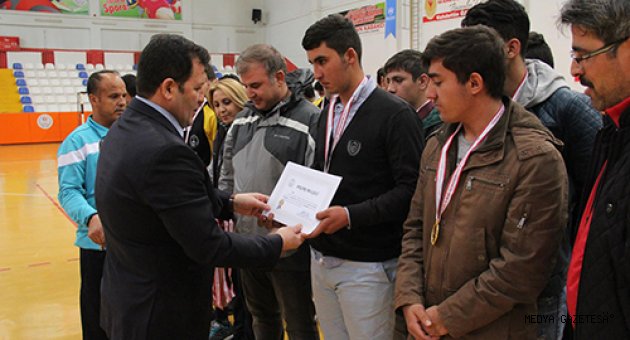 HENTBOL'DA KUPALAR SAHİPLERİNİ BULDU