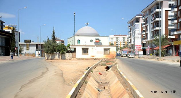 İki yol arasında kalan cami dikkati çekiyor