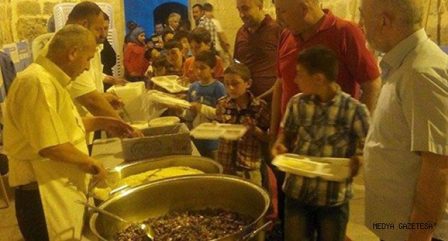 İlk iftarı Suriyeli sığınmacı çocuklar açtı