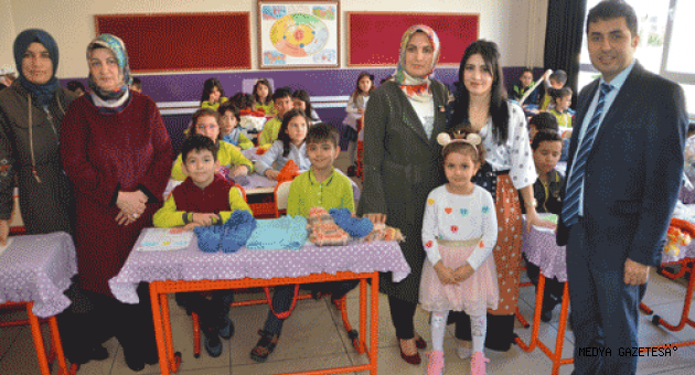 İlkokul öğrencileri, ailelerinin desteğiyle ördüğü atkı ve bereleri Elazığ'daki çocuklara gönderdi