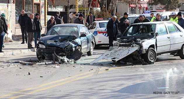 Isparta'da 2 otomobil çarpıştı: 5 yaralı