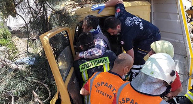 Isparta'da kamyon şarampole devrildi: 3 yaralı