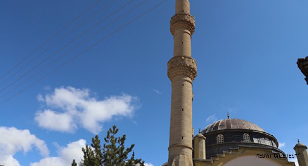 Isparta'da şiddetli rüzgar cami ve evlerde hasara neden oldu