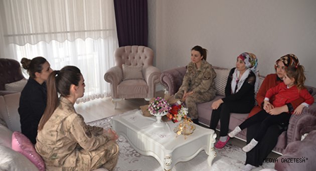 Jandarma, 8 Mart’ta Şehit Eşlerini Yalnız Bırakmadı