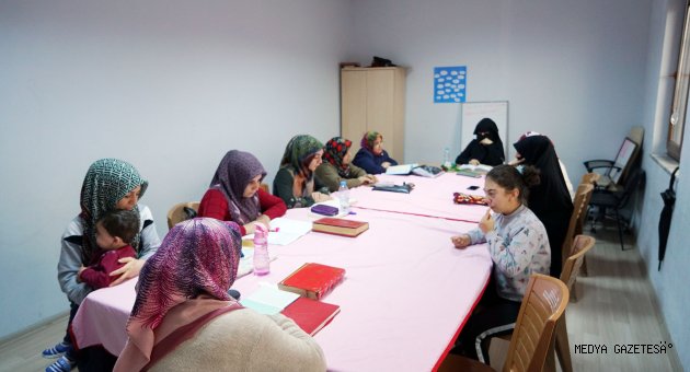 Kadınlara Osmanlıca ve Kur’an Kursu