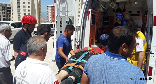 Kahramanmaraş Büyükşehir Belediyesi itfaiyesinin bir inşaatta meydana gelen göçük altında kalan işçilerin kurtarıldığı belirtildi.